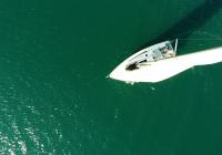 barcha a vela barca a vela vista verticalee ponte yacht a vela